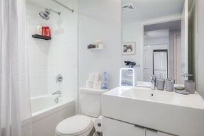 Comfort Apartment, City View | Bathroom | Towels, soap, shampoo, toilet paper