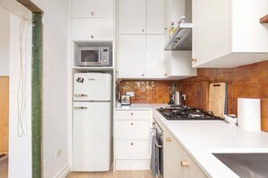 Kylskåp, mikrovågsugn, ugn och diskmaskin