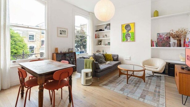 A modern living room with a dining area, large windows, and a view of the outside. - GuestReady - Stylish & Spacious 1bed in Islington (London)