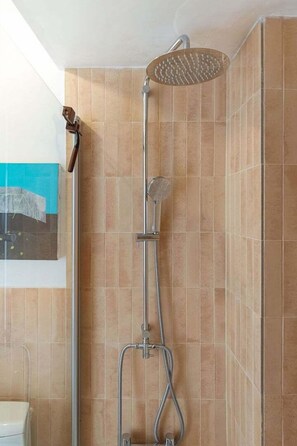 Douche, sèche-cheveux, serviettes fournies
