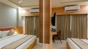 Deluxe-Doppelzimmer, Stadtblick | Laptopgeeigneter Arbeitsplatz, Bügeleisen/Bügelbrett, kostenloses WLAN