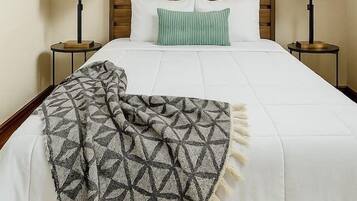 Escritorio, tabla de planchar con plancha, wifi gratis y ropa de cama