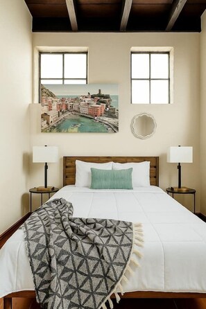 Työpöytä, silitysrauta/-lauta, ilmainen Wi-Fi, vuodevaatteet