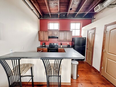 Sleepover Central 2BD/1BA + Parking - Downtown Springfield