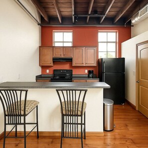 Frigorífico, microondas, horno y placa de cocina