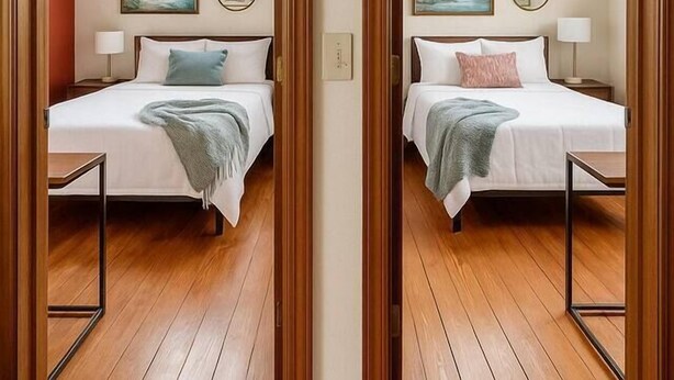 Une pièce aux murs recouverts de miroirs, avec deux lits, un plancher en bois, des ventilateurs de plafond et des œuvres d’art accrochées aux murs.