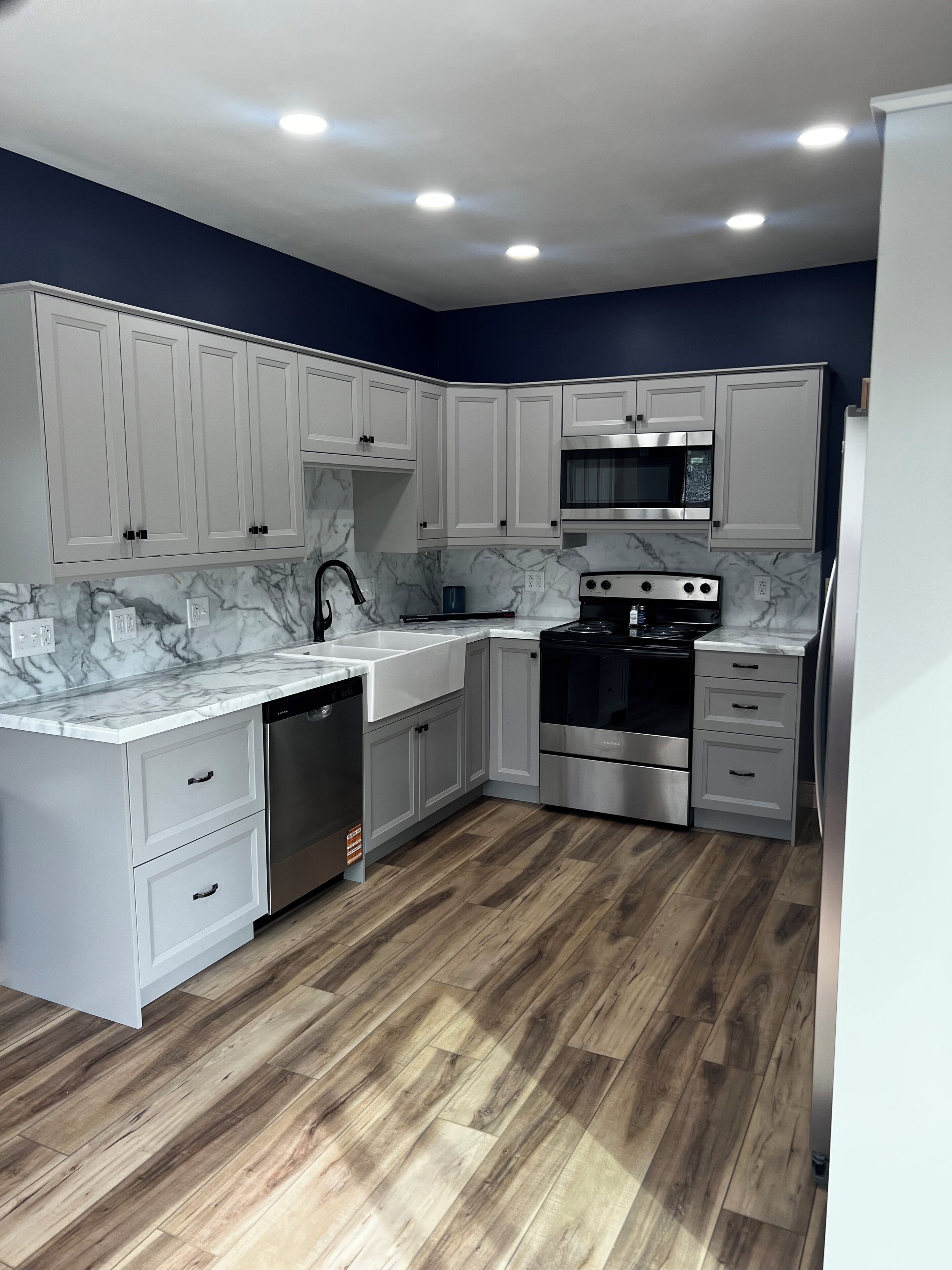 Mikrovågsugn, ugn, spishäll och diskmaskin