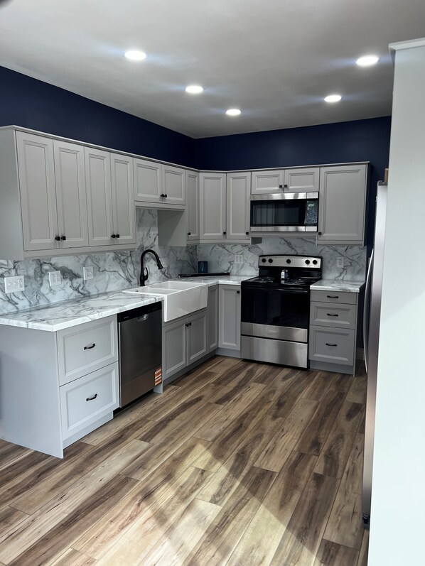 Microondas, horno, placa de cocina y lavavajillas