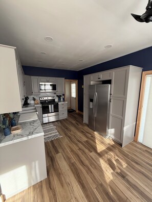 Microwave, oven, stovetop, dishwasher - Dripping with COZY!!! Freshly remodeled. 3 bedroom bath and a half (Wilson)