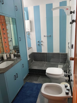 Haartrockner, Bidet, Handtücher, Seife