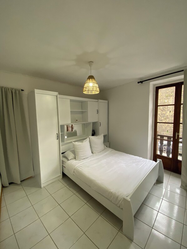 1 bedroom, bed sheets