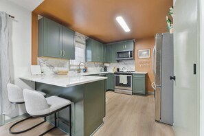 Kühlschrank, Mikrowelle, Ofen, Herdplatte