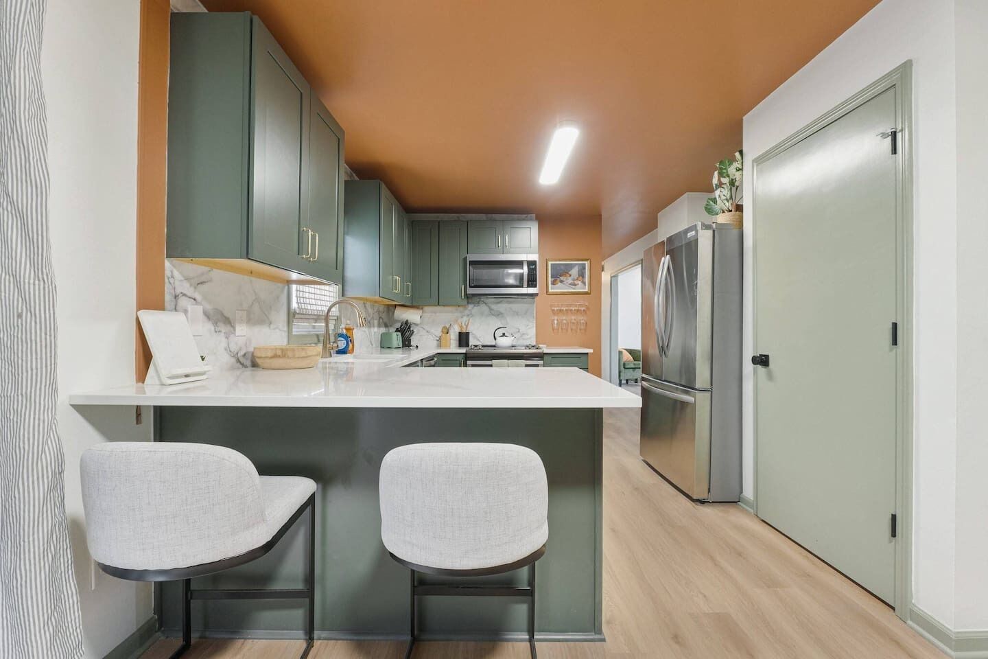 Coffee/tea maker, fridge, microwave, oven