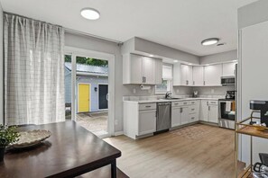 Frigorifero, microonde, forno, piano cottura