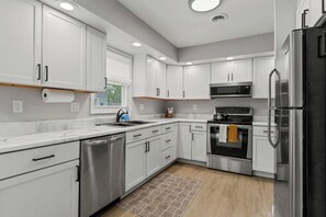 Frigorifero, microonde, forno, piano cottura