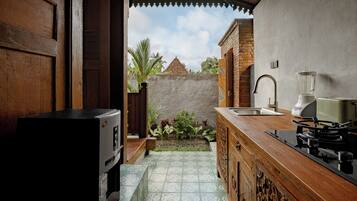 Geladeira grande, micro-ondas, cooktop, lava-louças