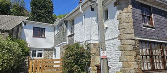 Myrtle Cottage - sleeps 4 guests in 2 bedrooms