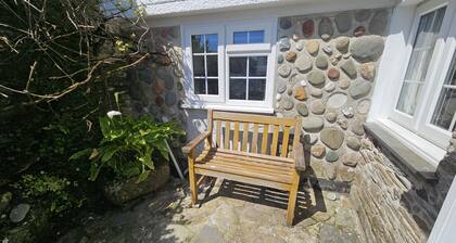 Myrtle Cottage - sleeps 4 guests  in 2 bedrooms