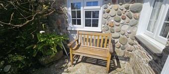 Myrtle Cottage - sleeps 4 guests in 2 bedrooms