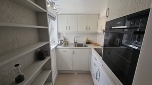 Fridge, microwave, oven, dishwasher - Myrtle Cottage - sleeps 4 guests  in 2 bedrooms (St Mawes)