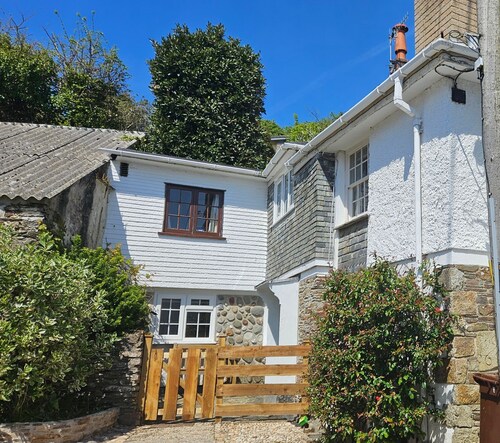 Myrtle Cottage - sleeps 4 guests  in 2 bedrooms