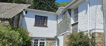 Myrtle Cottage - sleeps 4 guests  in 2 bedrooms