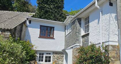 Myrtle Cottage - sleeps 4 guests in 2 bedrooms