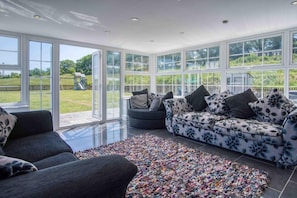 Smart TV, fireplace - Hopkins Retreat Farm - 5 Bedroom House - Swansea (Swansea)