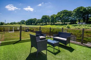 Property grounds - Hopkins Retreat Farm - 5 Bedroom House - Swansea (Swansea)