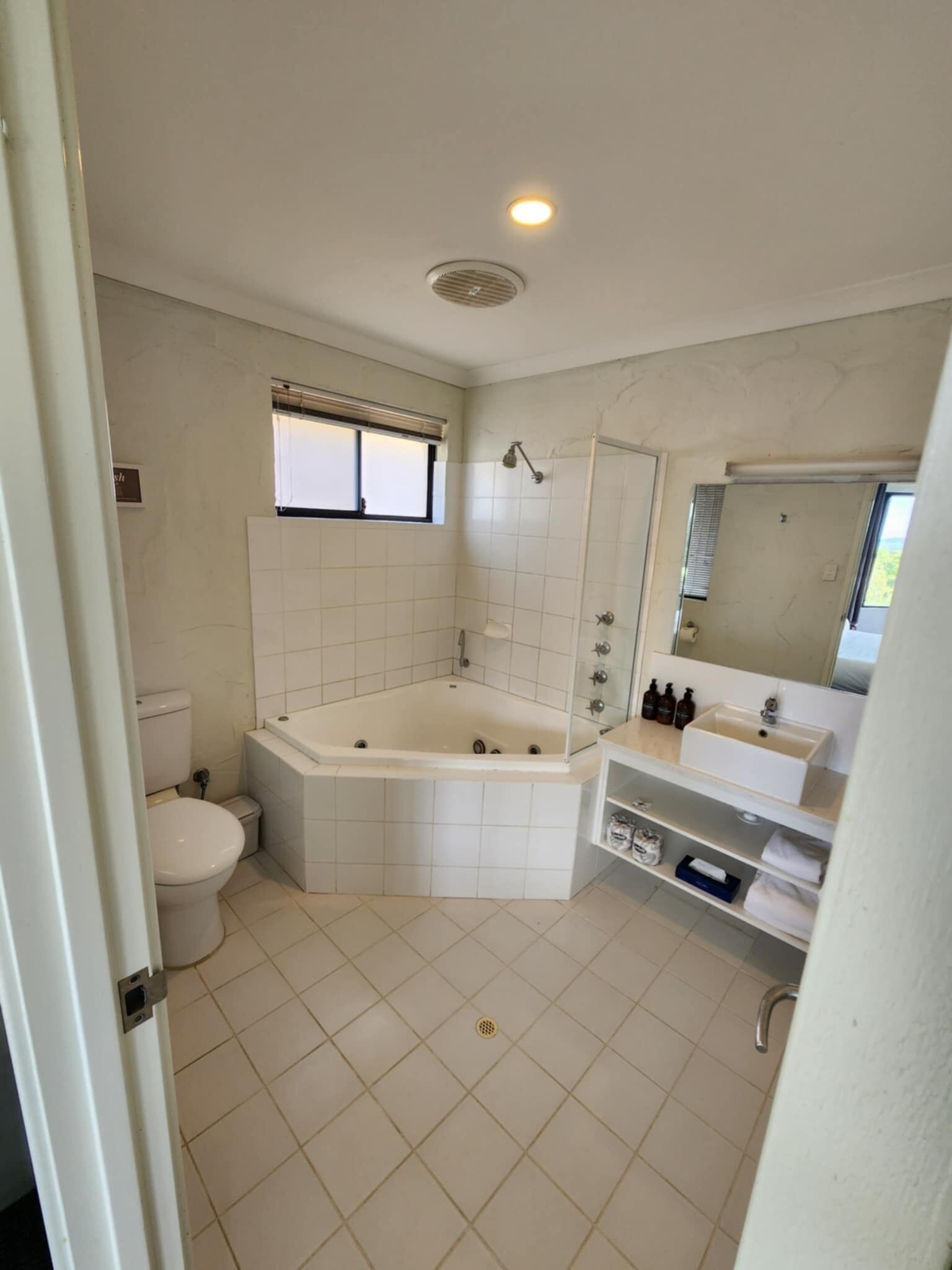 Bañera de hidromasaje, secador de pelo, toallas y jabón