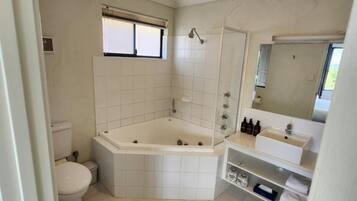 Bañera de hidromasaje, secador de pelo, toallas y jabón