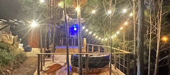 Charming 3-bedroom tiny home with WiFi, AC in quaint El Cope