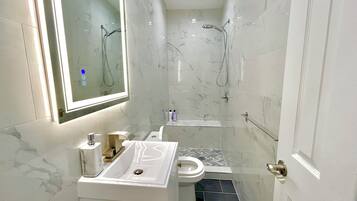 Douche, sĂšche-cheveux, serviettes fournies, savon