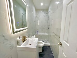 Een douche, een haardroger, handdoeken, zeep