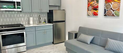 Refrigerador, microondas, horno y parrilla de estufa