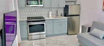 Cozy 1-Bedroom Apartment 15 Minutes To Manhattan!