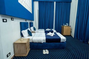 Habitación Deluxe con 2 camas individuales | Espacio para trabajar con laptop 