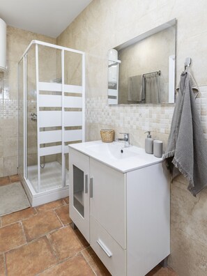 Douche, sèche-cheveux, serviettes fournies, savon