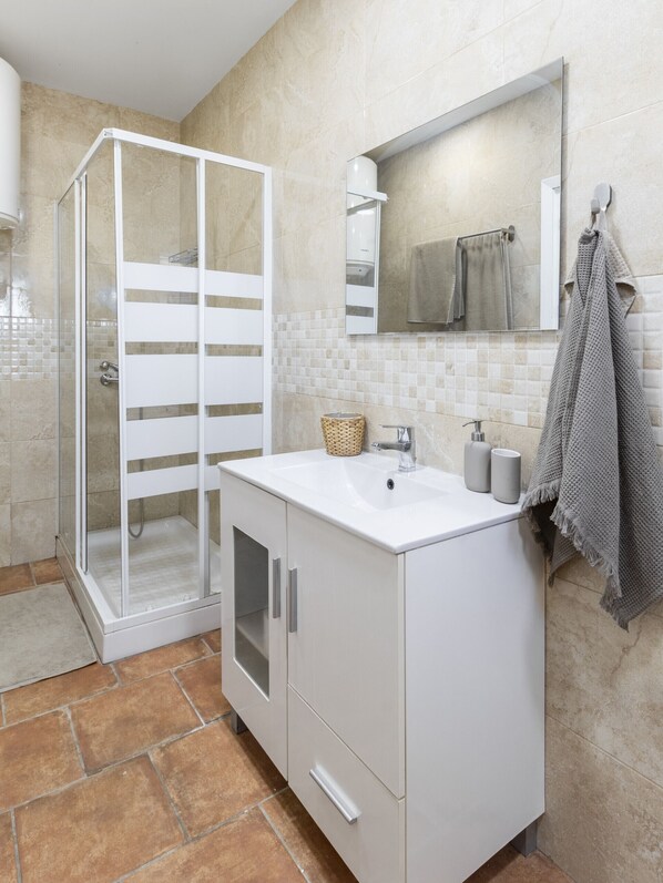 Shower, hair dryer, towels