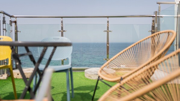 Chambre de base, 1 chambre (Room 202 (Half Ocean View/PrivateBBQ)) | 1 chambre, accès au Wi-Fi (inclus)