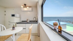 Basic-Zimmer, 1 Schlafzimmer (Room 304(Half Ocean View/Private BBQ)) | 1 Schlafzimmer, kostenloses WLAN