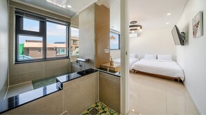 Chambre de base, 1 chambre (Room 202 (Half Ocean View/PrivateBBQ)) | 1 chambre, accès au Wi-Fi (inclus)