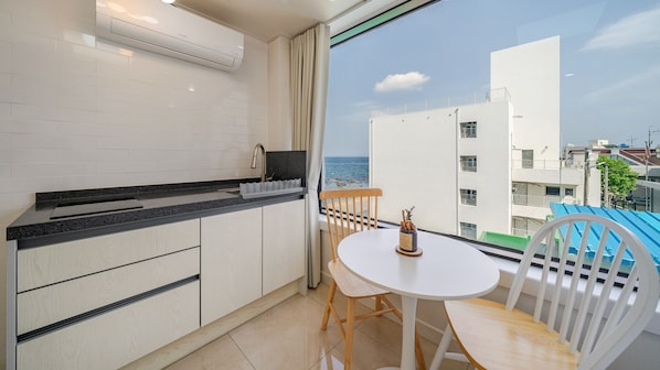 Chambre de base, 1 chambre (Room 405(Half Ocean View/Private BBQ)) | 1 chambre, accès au Wi-Fi (inclus)