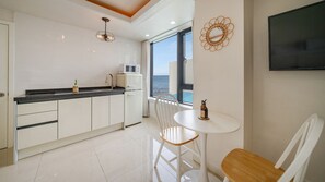 Basic-Zimmer, 1 Schlafzimmer (Room 404(Half Ocean View/Private BBQ)) | 1 Schlafzimmer, kostenloses WLAN