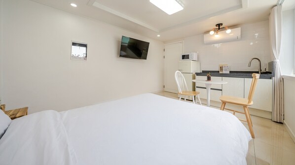 Habitación básica, 1 habitación (Room 304(Half Ocean View/Private BBQ)) | 1 dormitorio y wifi gratis