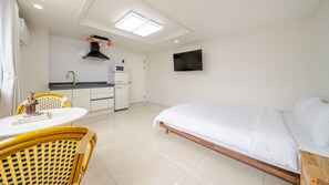 Chambre de base, 1 chambre (Room 303(Half Ocean View/Private BBQ)) | 1 chambre, accès au Wi-Fi (inclus)