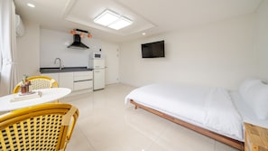 Chambre de base, 1 chambre (Room 303(Half Ocean View/Private BBQ)) | 1 chambre, accès au Wi-Fi (inclus)