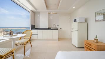 Kamar Basic, 1 kamar tidur (Room 402(Half Ocean View/Private BBQ)) | 1 kamar tidur dan Wi-Fi gratis