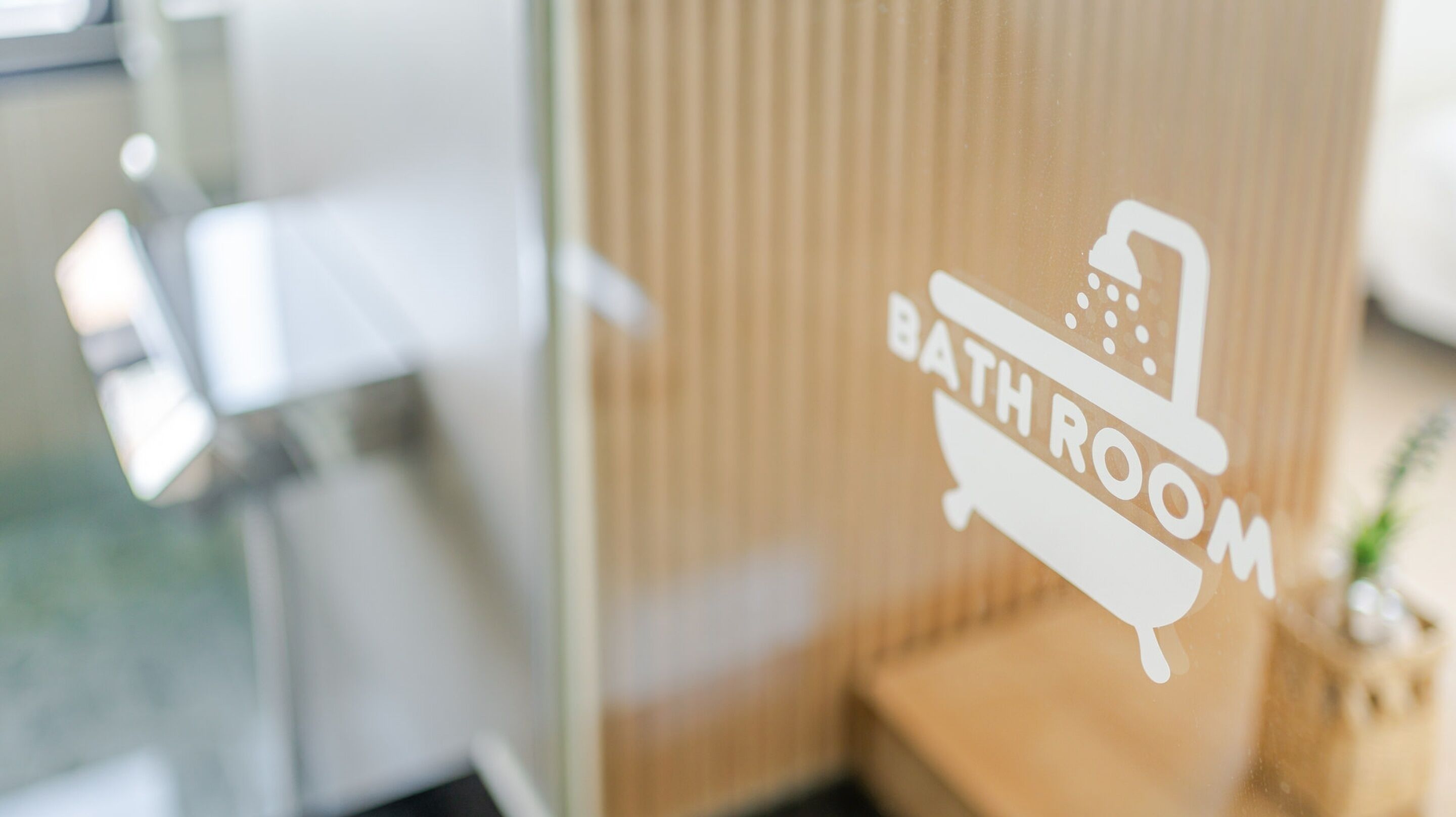 Une pancarte pour la salle de bain avec une icône de baignoire et les mots « SALLE DE BAIN ».