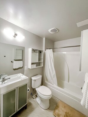 Dusche, Haartrockner, Handtücher, Seife